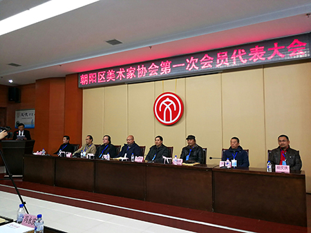 2、新当选主席团成员主席台就坐.jpg