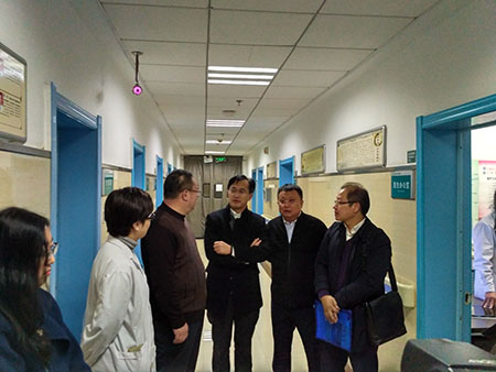 中医院院长孙良金带领委员和违心之论们参观碎石科.jpg